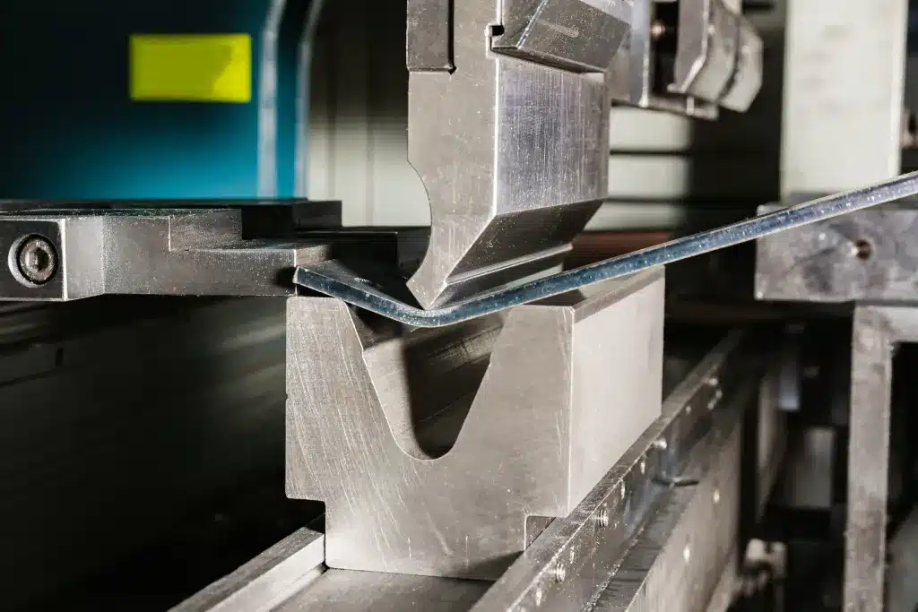 Eine Stahlpresse drückt ein riesiges Stück Metall/Eisen in eine V-Form
