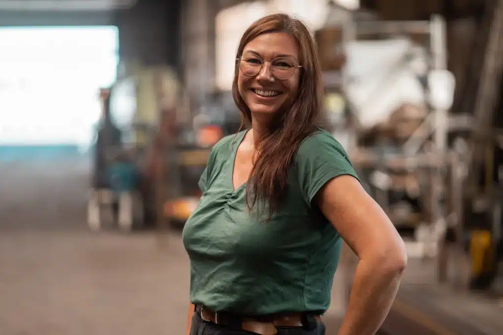 Porträtaufnahme einer Frau in einem Industriebetrieb