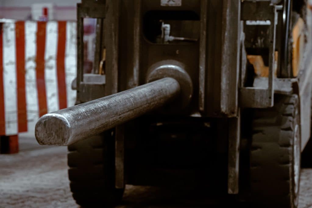 eine Staplerdorne eines Gabelstaplers. Dieser wird in einem Industriebetrieb der Stahlverarbeitung zum Transport von bspw. Drahtcoils genutzt