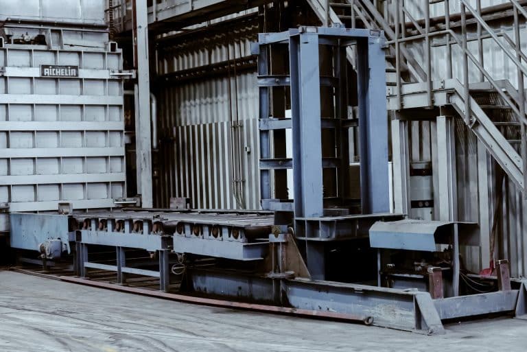 Ein Stahlkippstuhl in einem Industriebetrieb mit mehreren Rollen