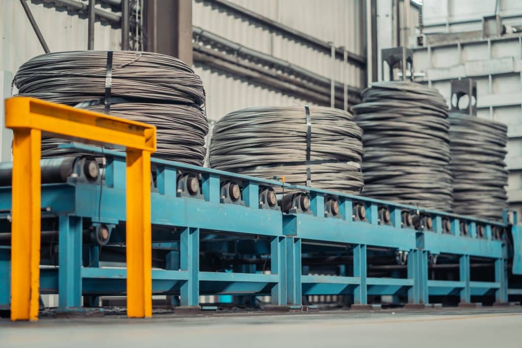 Ein Rollgang/Rollband für Drahtcoils. Dies wird in der Stahl verarbeitenden Industrie genutzt, um die Güter zu transportieren