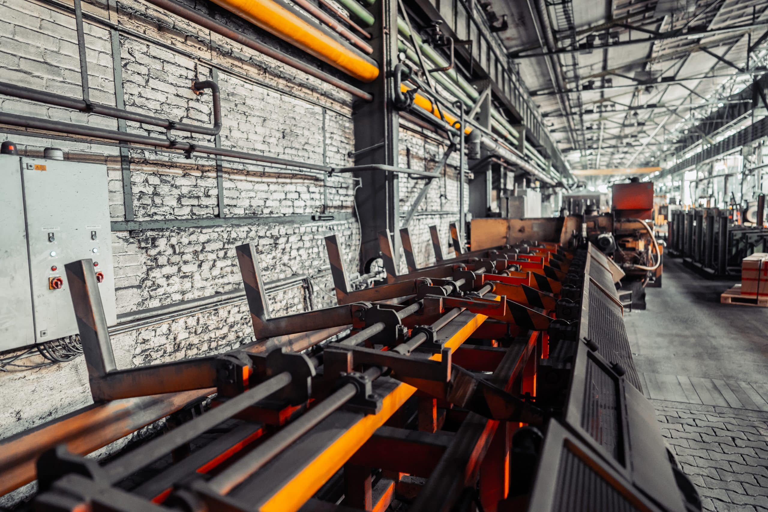 Dienstleistungen 5 Ein Aufgabetisch in der Stahlverarbeitenden Industrie. Im Hintergrund eine große Industriehalle